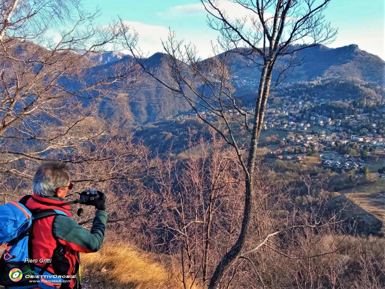 19 Fotografo in azione su altopiano Selvino-Aviatico con Cornagera-Poieto.jpg